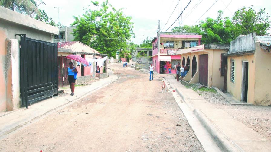 Barrio La Paz, en Los Alcarrizos espera que la OISOE cumpla su promesa de calles asfaltadas