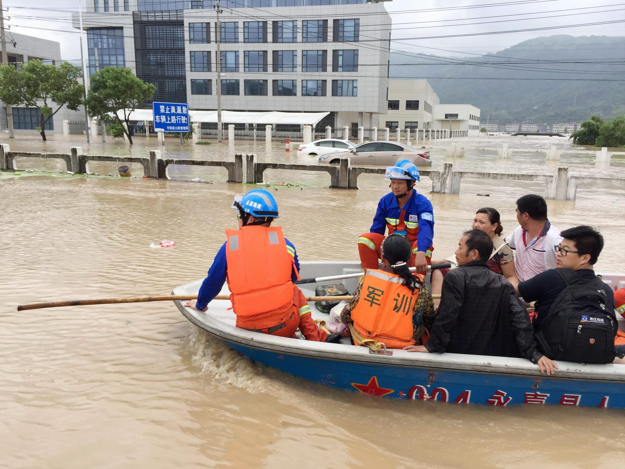 Personal de rescate trabaja hoy, 10 de agosto de 2015, en el condado de Pingyang, en la provincia de Zhejiang, una de las zonas más afectadas por el tifón Soudelor, el más potente del año en el planeta.