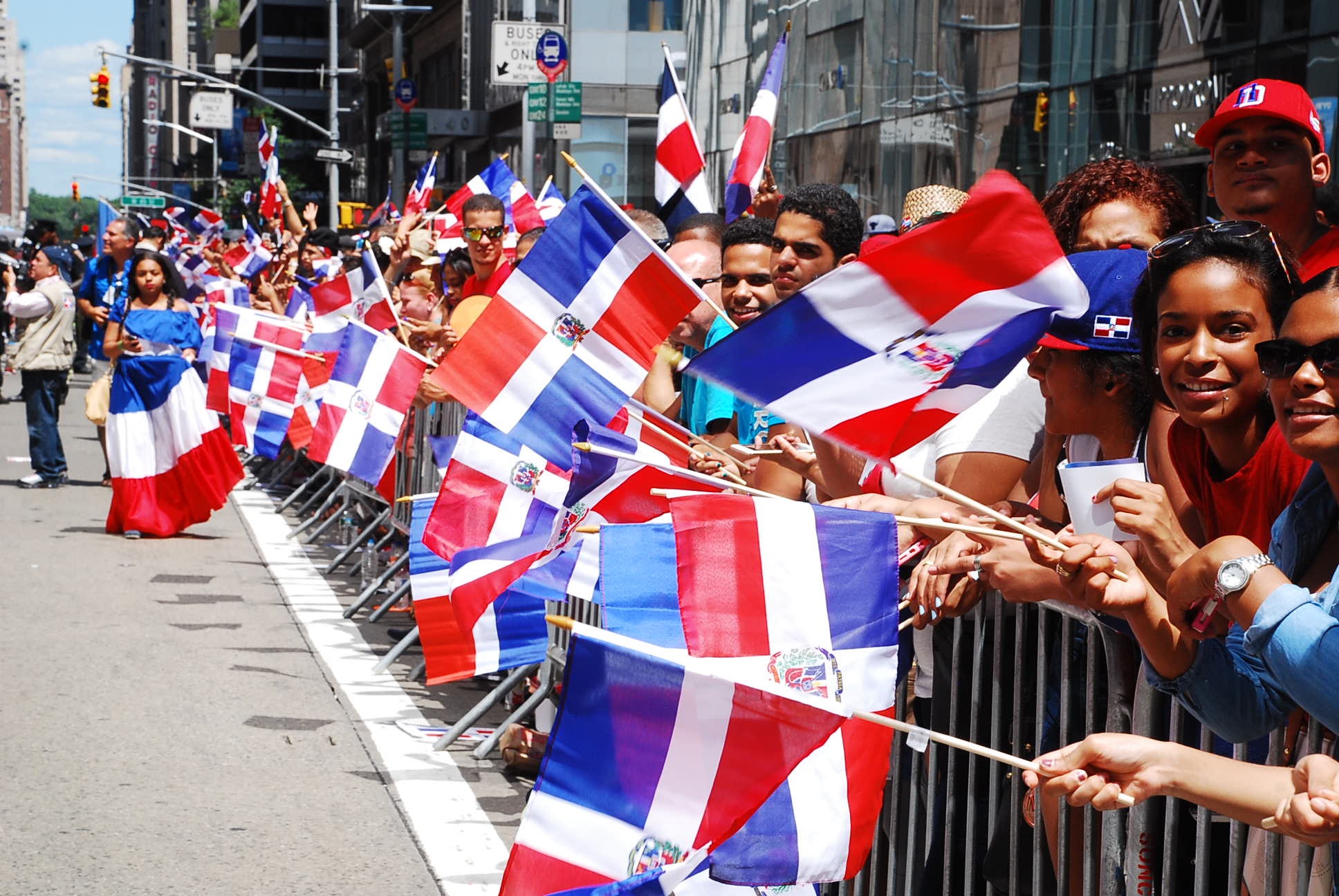 Los participantes en el desfiles agitaron los colores patrios