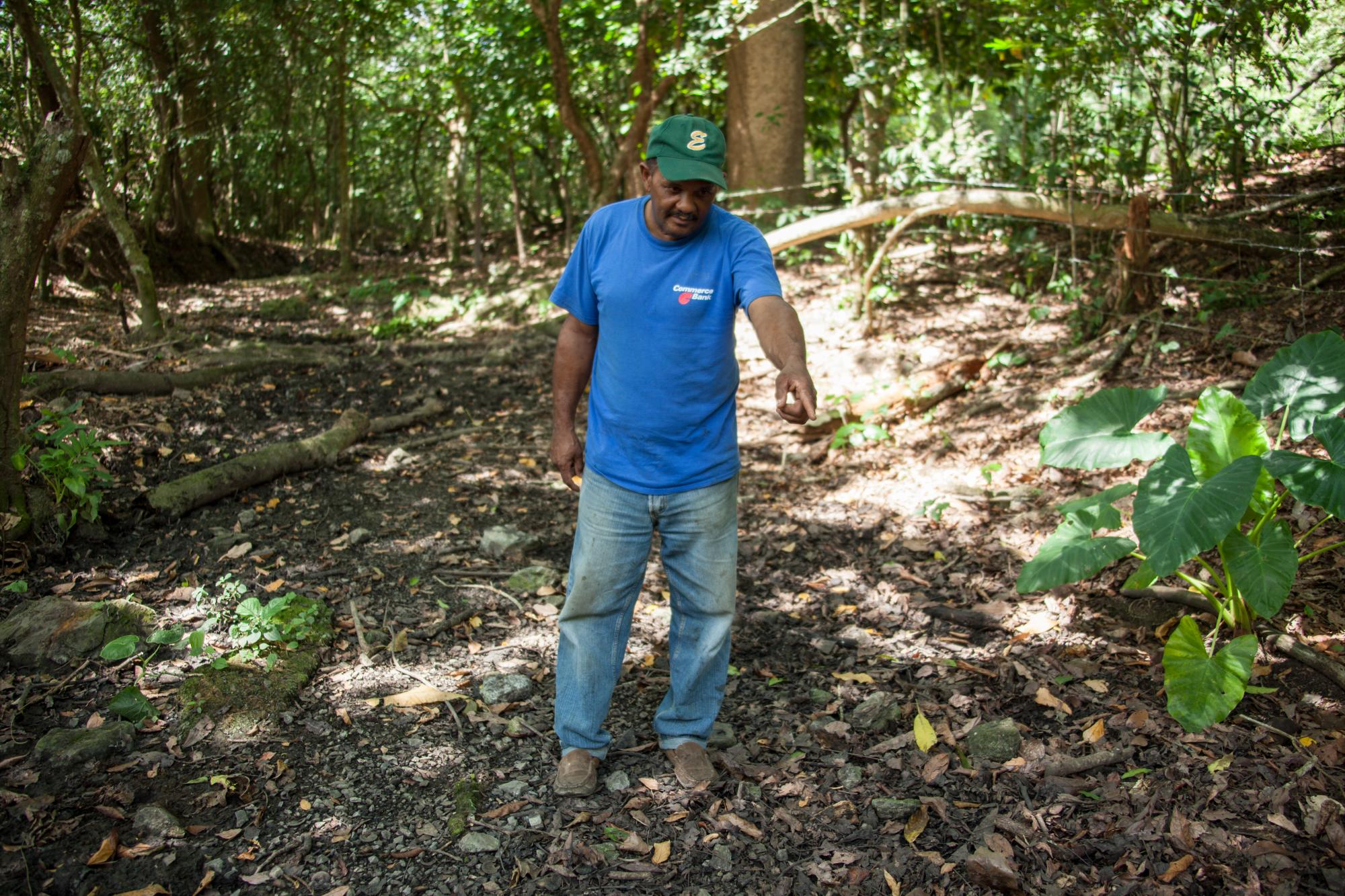 Francis Miguel Aybar, parado sobre lo que una vez fue un arroyo con peces.
