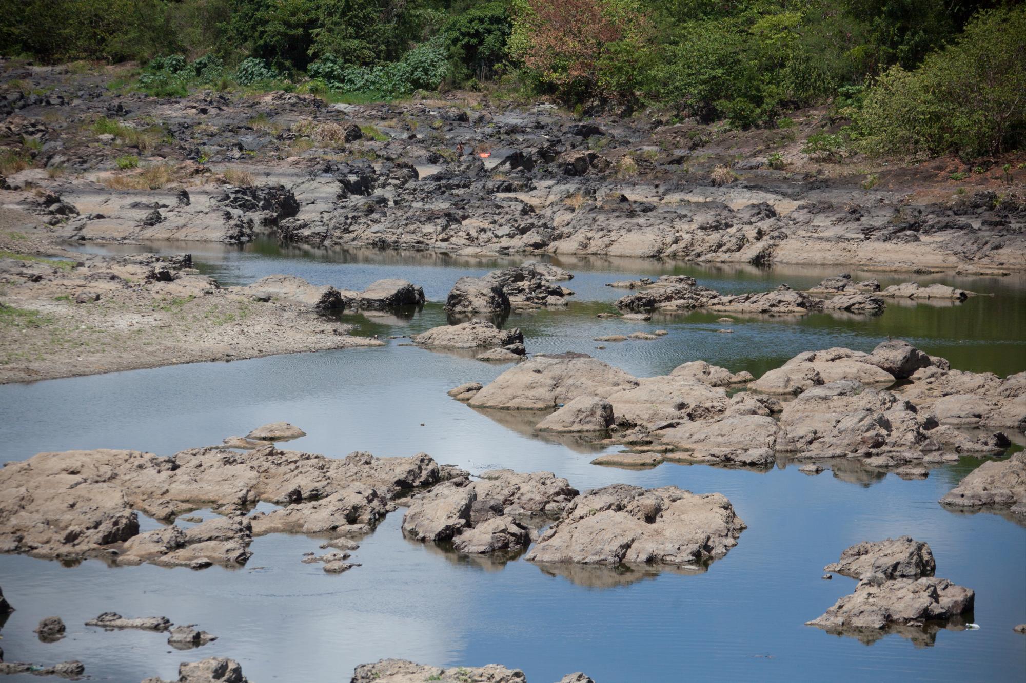 Las rocas del río Soco lucen descubiertas.