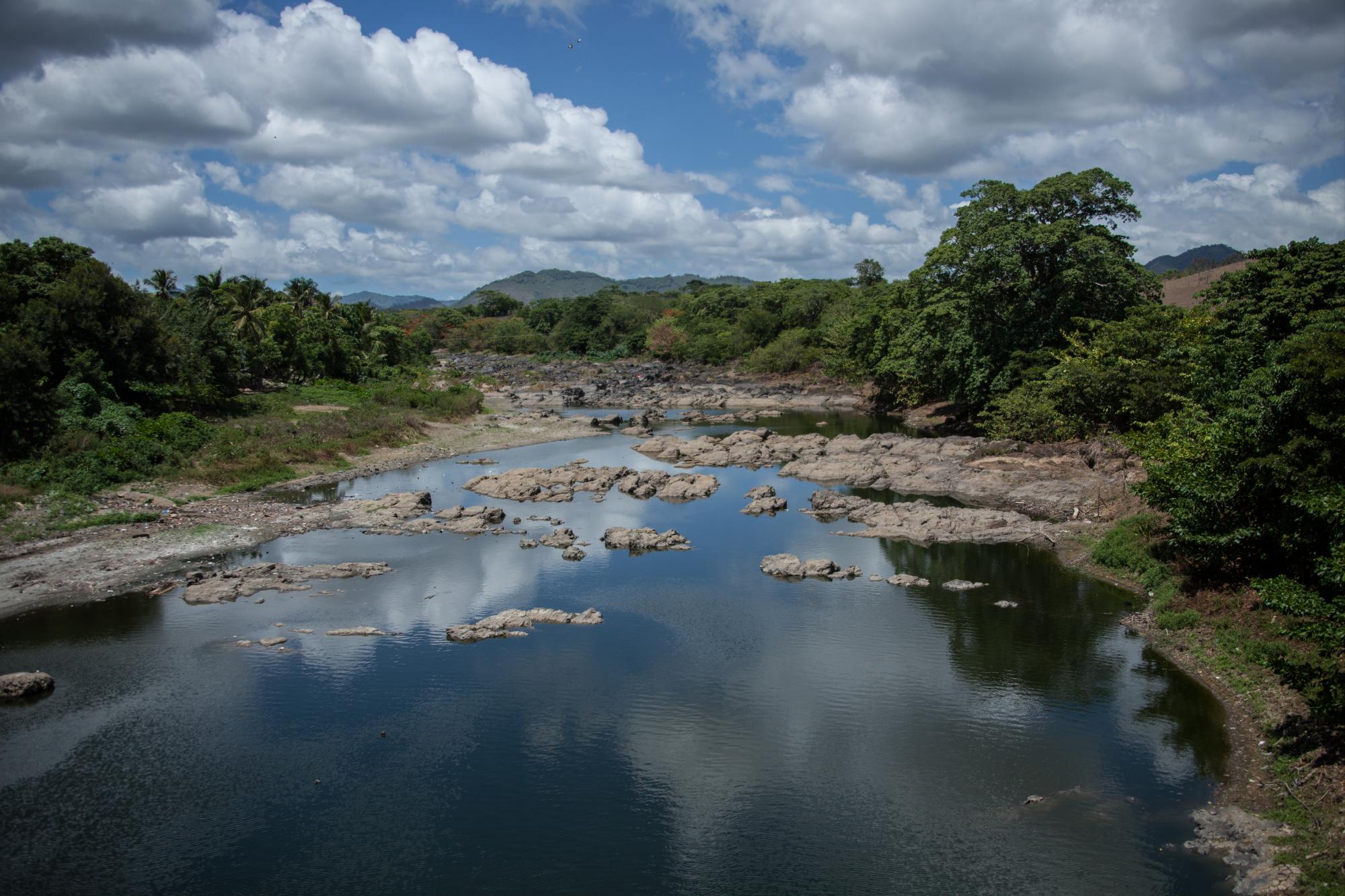 Las rocas del río Soco lucen descubiertas.