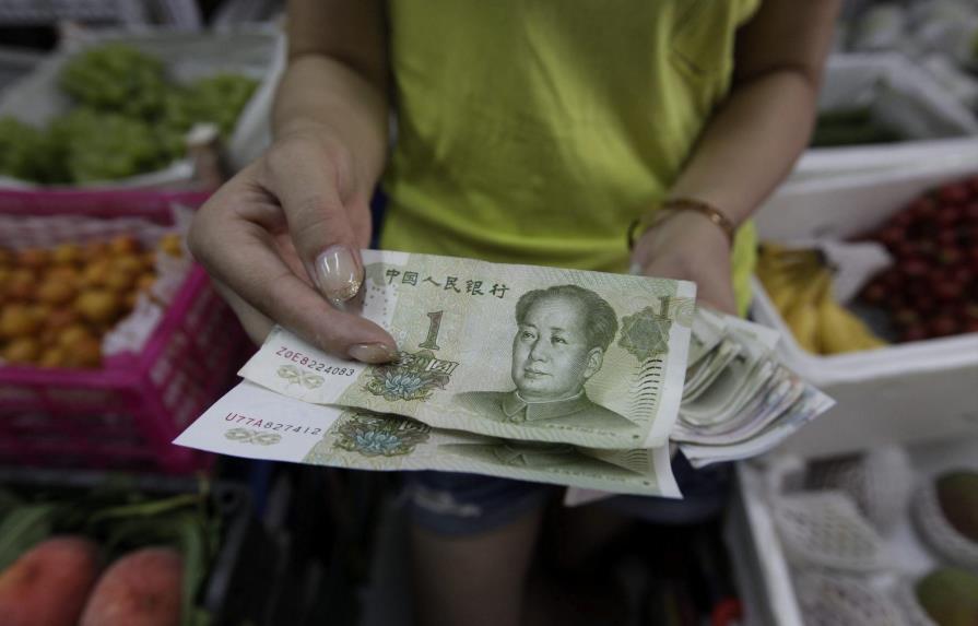 China anuncia la mayor devaluación del yuan en dos décadas para activar su economía