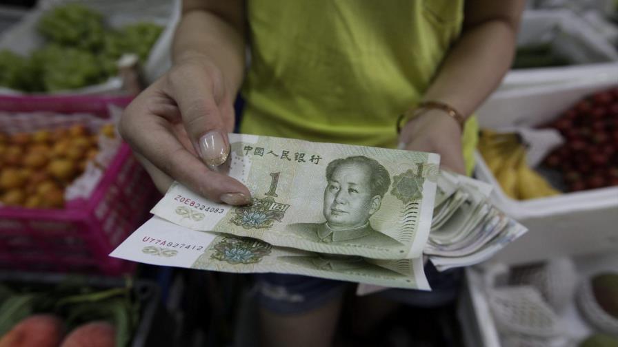 China anuncia la mayor devaluación del yuan en dos décadas para activar su economía