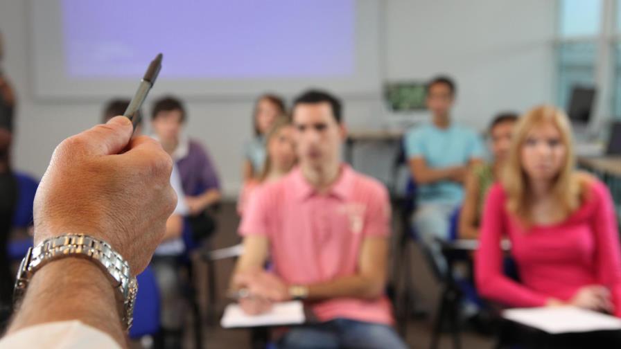 Maestros extranjeros para formar maestros criollos Maestros extranjeros para formar maestros criollos