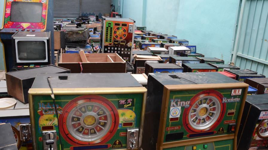 Hacienda destruye 200 máquinas tragamonedas