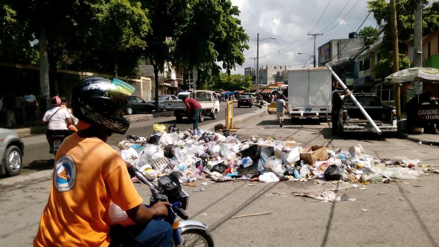 Caos en mercado Los Guandules por trabajos