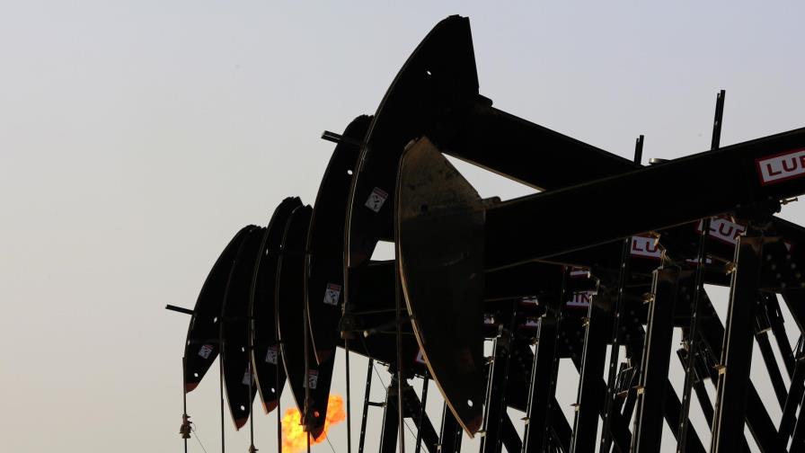 El petróleo cae a su nivel más bajo en seis años tras la devaluación del yuan