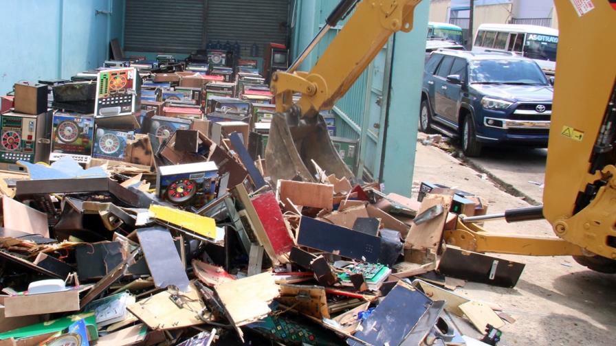 Dirección de Casinos y Juegos de Azar destruye 200 máquinas “tragamonedas” 