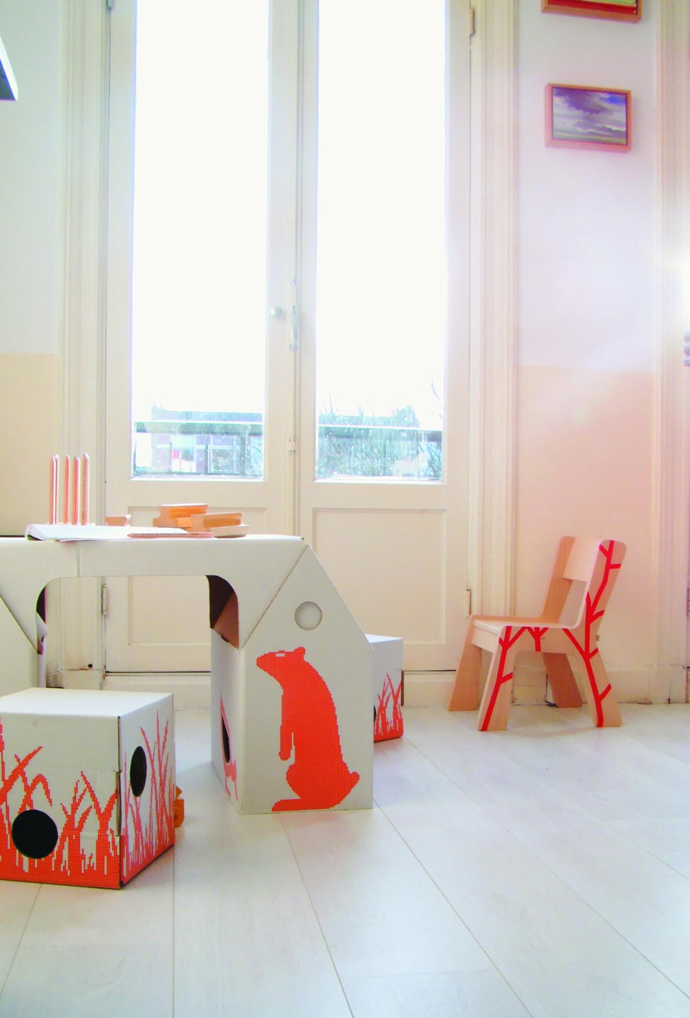 Los muebles de cartón “Bo Buro” tienen impresas figuras de animales que, junto con sus huecos y compartimientos, lo convierten en muebles ideales para los niños.         