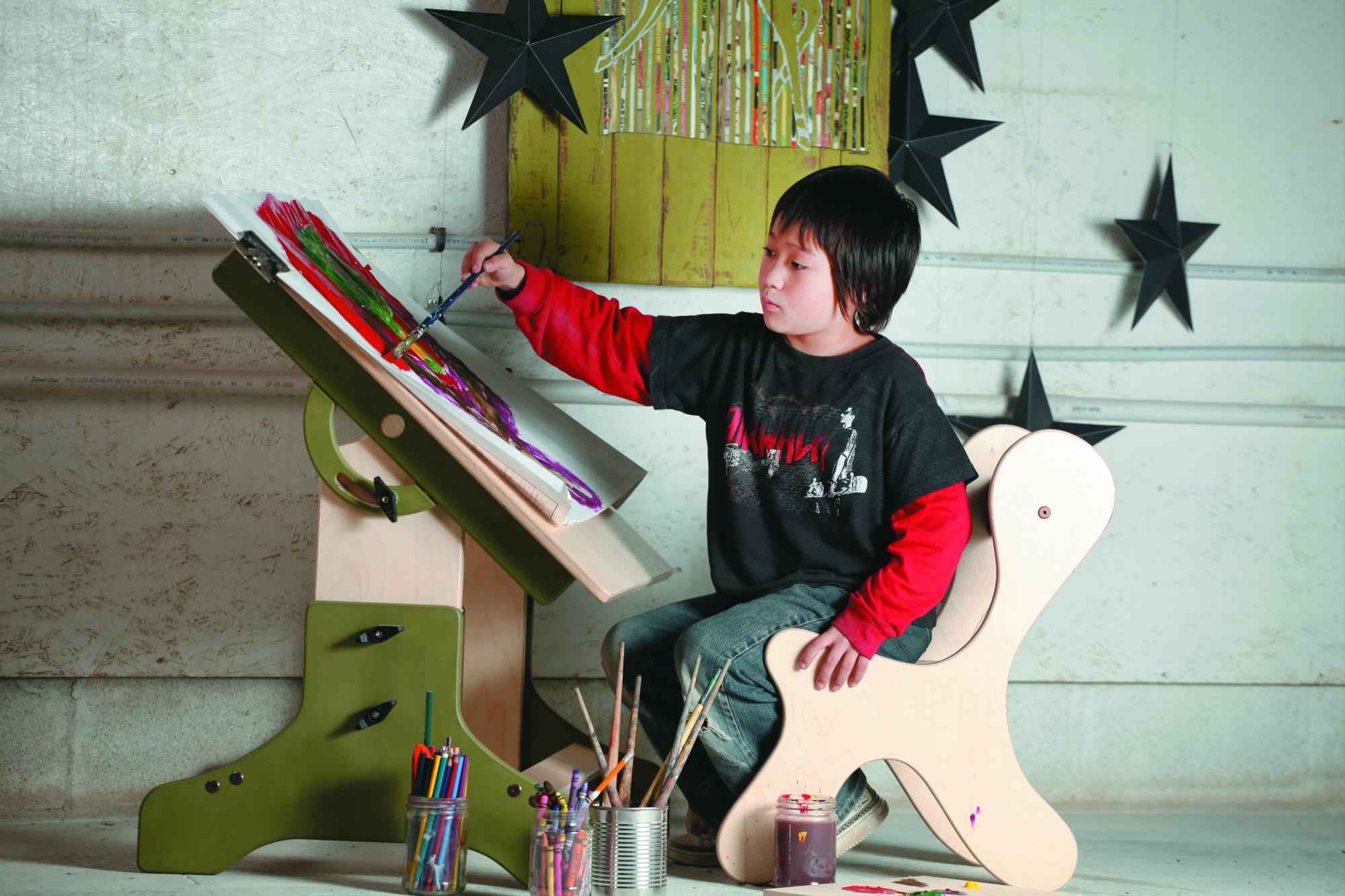 La mesa “Mondoo”, que no solo sirve para realizar arte por su inclinación, sino que se convierte en el escritorio perfecto, en una mesa para comer y hasta en un apoyo para jugar; un escritorio con tres gavetas, denominado Dubu; y una mesa con bordes orgánicos, conocido como Mini-Gimbop. 