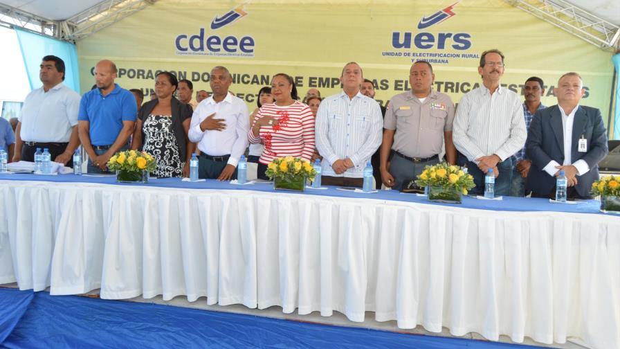 La UERS electrifica la comunidad Tábara Abajo de Azua