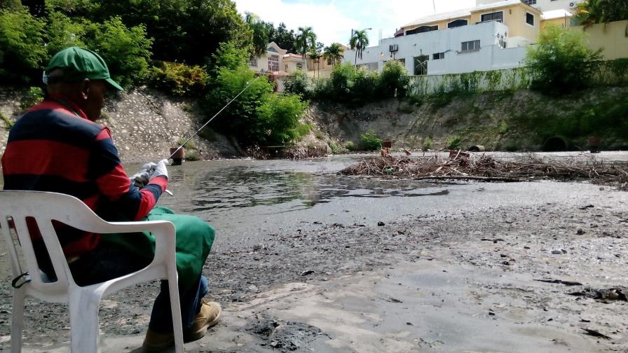 En Las Praderas se “pesca” en una laguna de materia fecal