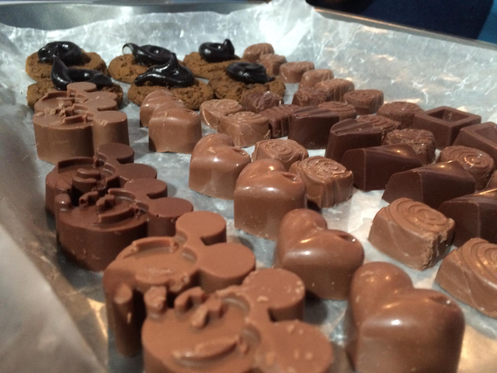 Las jóvenes buscan financiamiento para fabricar chocolates de diferente concentración. 