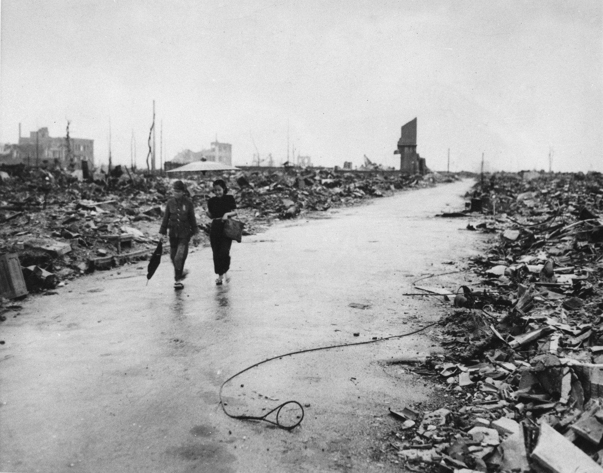 En esta imagen, tomada el 8 de septiembre de 1945, dos personas caminan por una senda entre los escombros provocados por la explosión de la primera bomba atómica en Hiroshima.