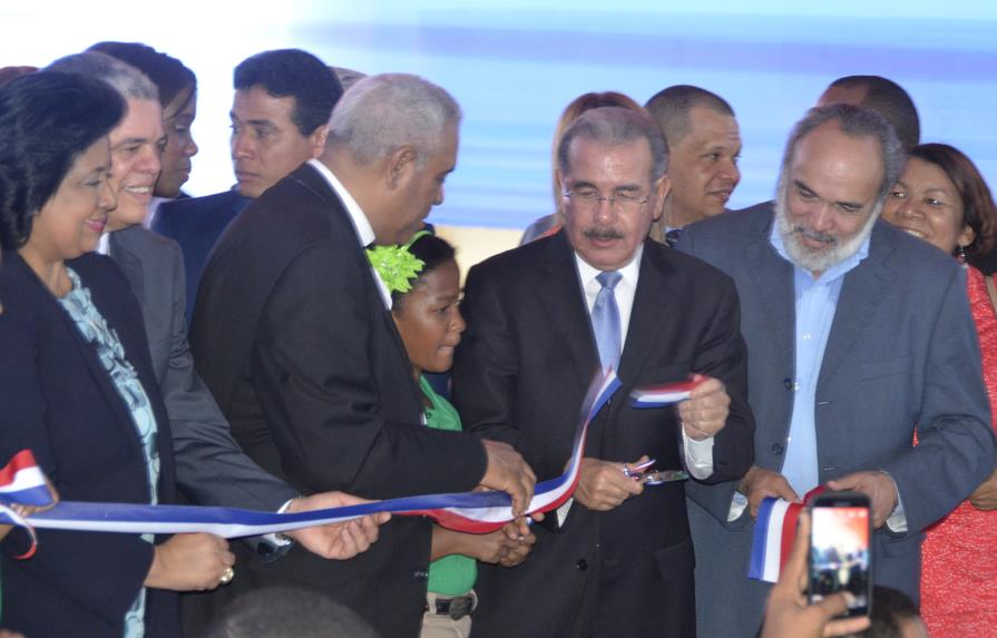 El presidente Medina inauguró  22  escuelas en 15 provincias