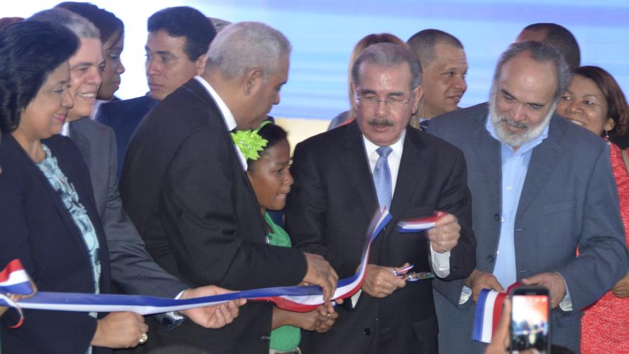 El presidente Medina inauguró  22  escuelas en 15 provincias