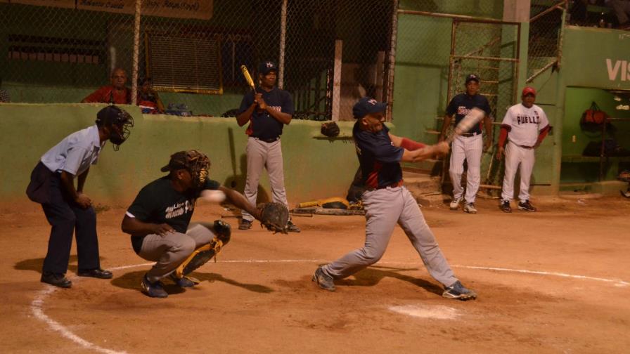 La Liga Moscoso Puello, alegría en el softbol 