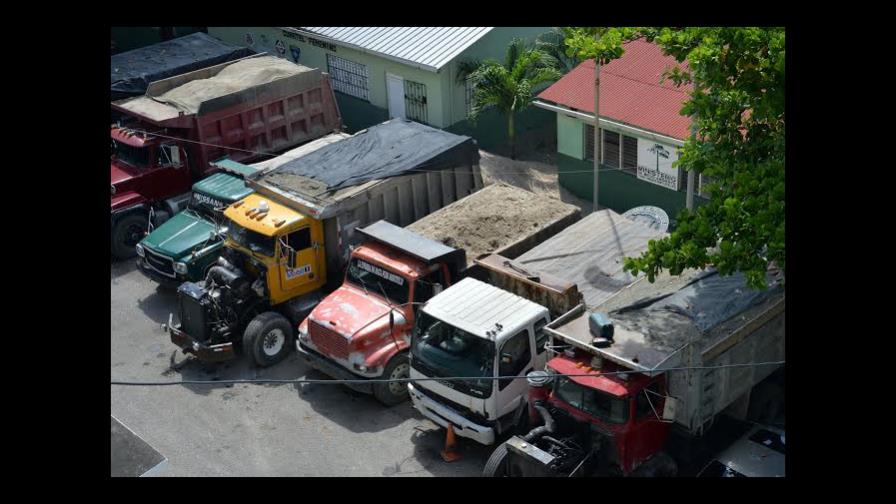 Retienen camiones con arena extraída de ríos