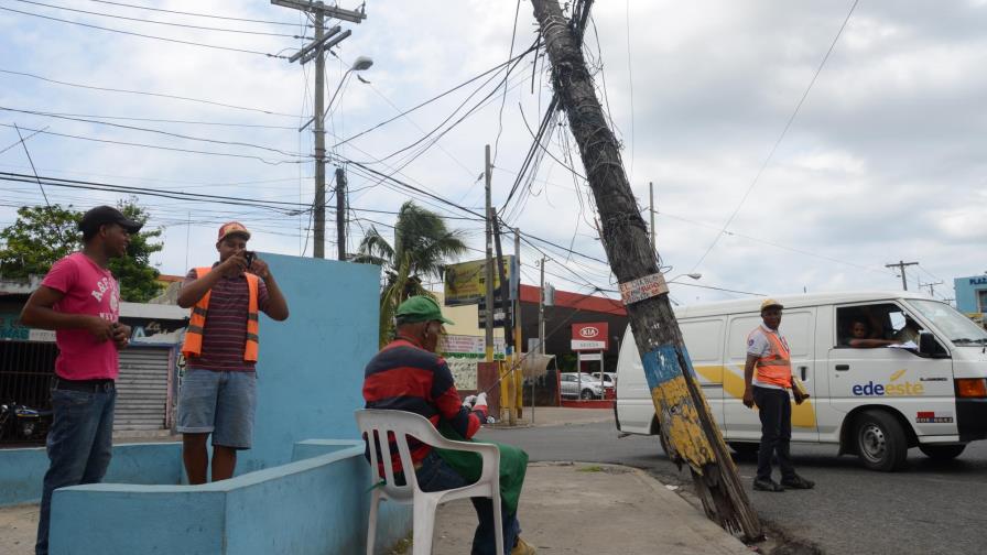 Poste es amenaza para transeúntes Cruz Mendoza