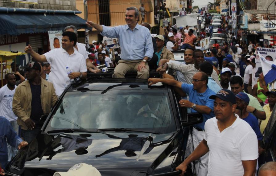 Luis Abinader: “El país anda manga por hombro en tres años de Danilo Medina”