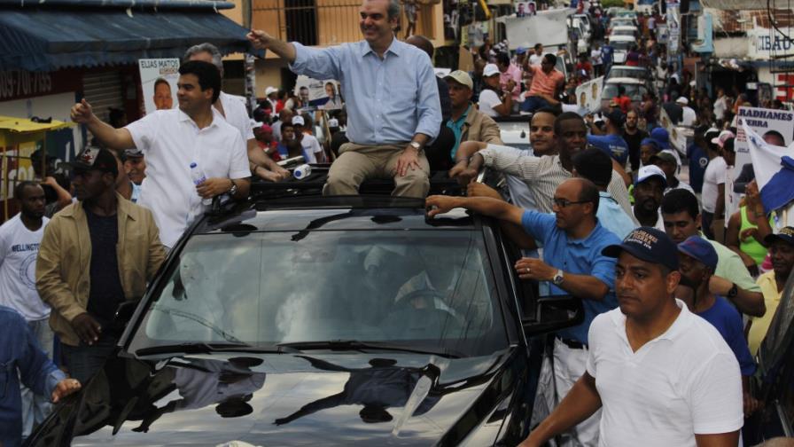 Luis Abinader: “El país anda manga por hombro en tres años de Danilo Medina”