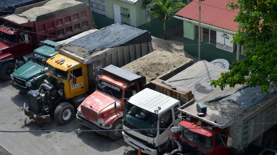 Medio Ambiente retiene retroexcavadoras y camiones que extraían materiales de los ríos
