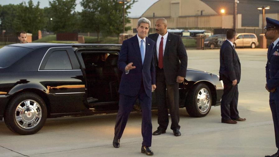 Kerry llega al aeropuerto de La Habana para ceremonia oficial en embajada Kerry llega al aeropuerto de La Habana para ceremonia oficial en embajada