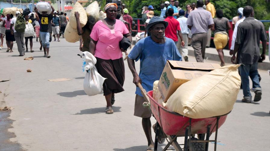 El mercado de Dajabón se desarrolló con normalidad, pero los transportistas mantienen el paro