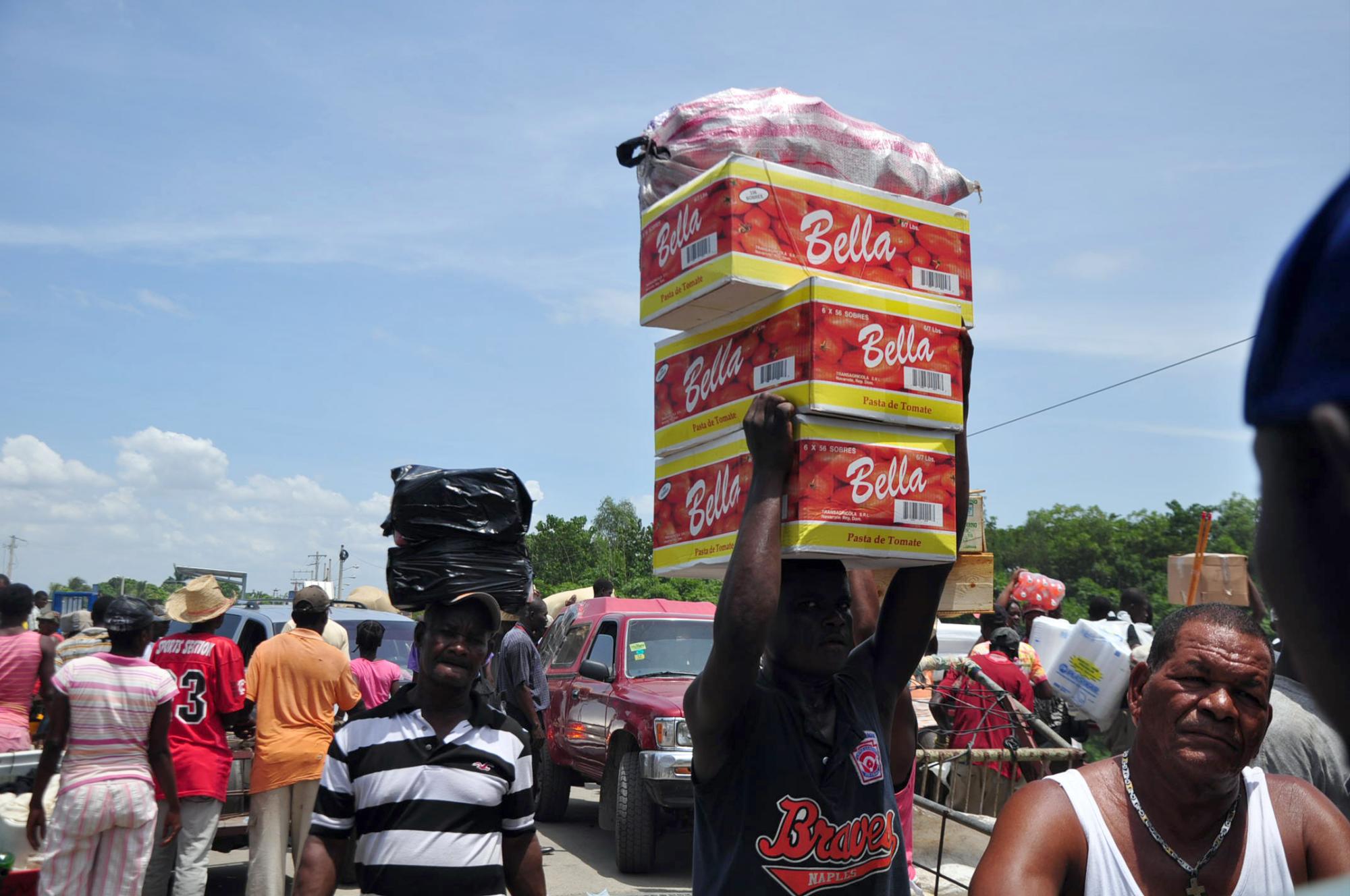 Cientos de personas acuden al mercado. 
