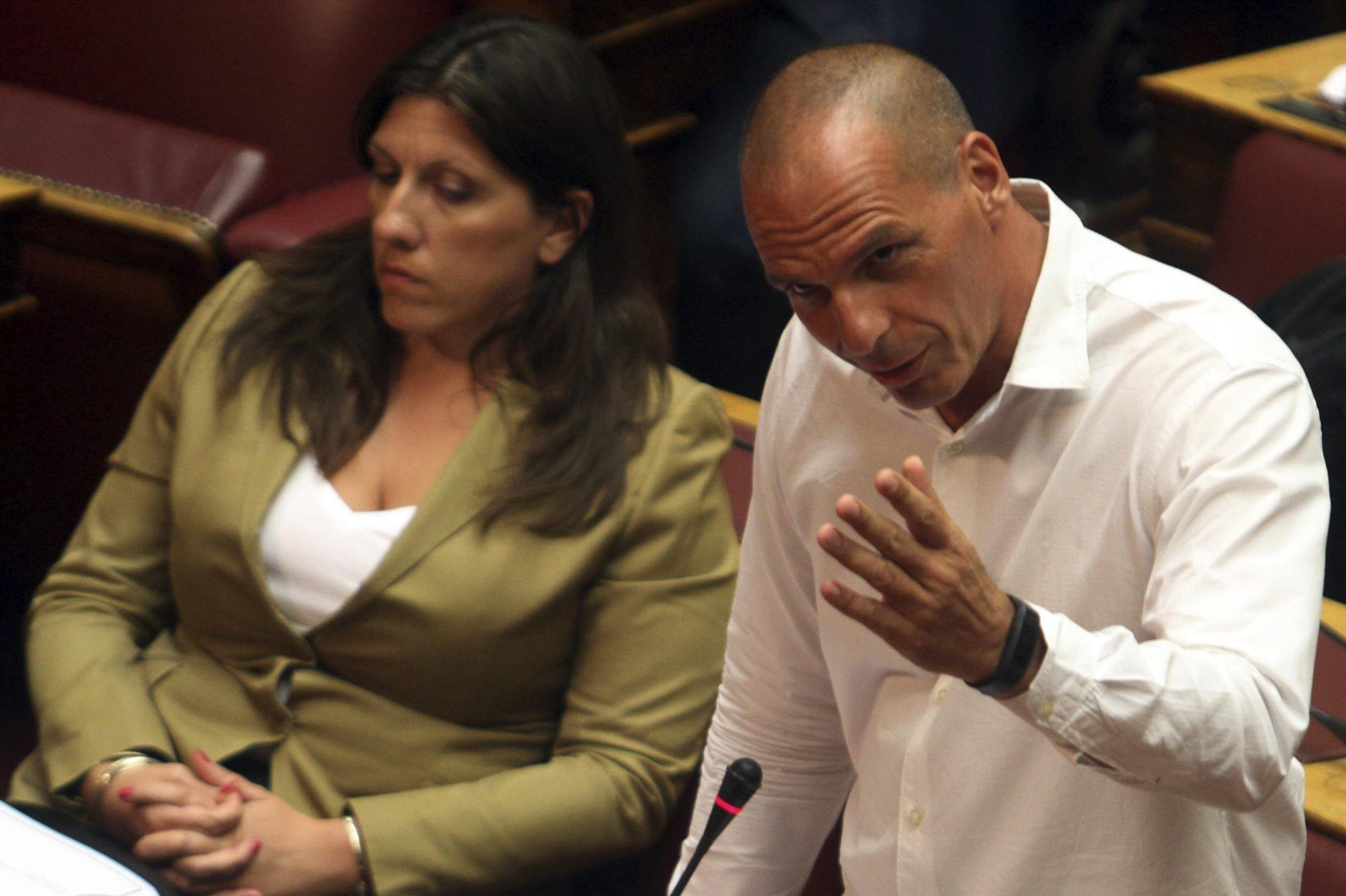 El exministro griego de Finanzas Yanis Varufakis (d), pronuncia su discurso en el Parlamento de Atenas, Grecia el 13 de agosto de 2015.