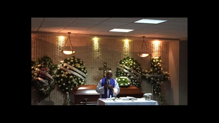 El padre Manuel Ruiz oficia misa en honor a la memoria de Mundito Espinal El padre Manuel Ruiz oficia misa en honor a la memoria de Mundito Espinal