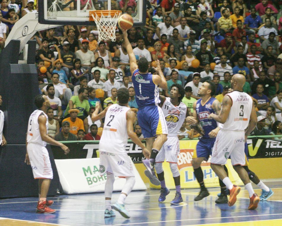 Aquiles Perdomo de La Cancha anota dos puntos frente a la defensa del José Horacio