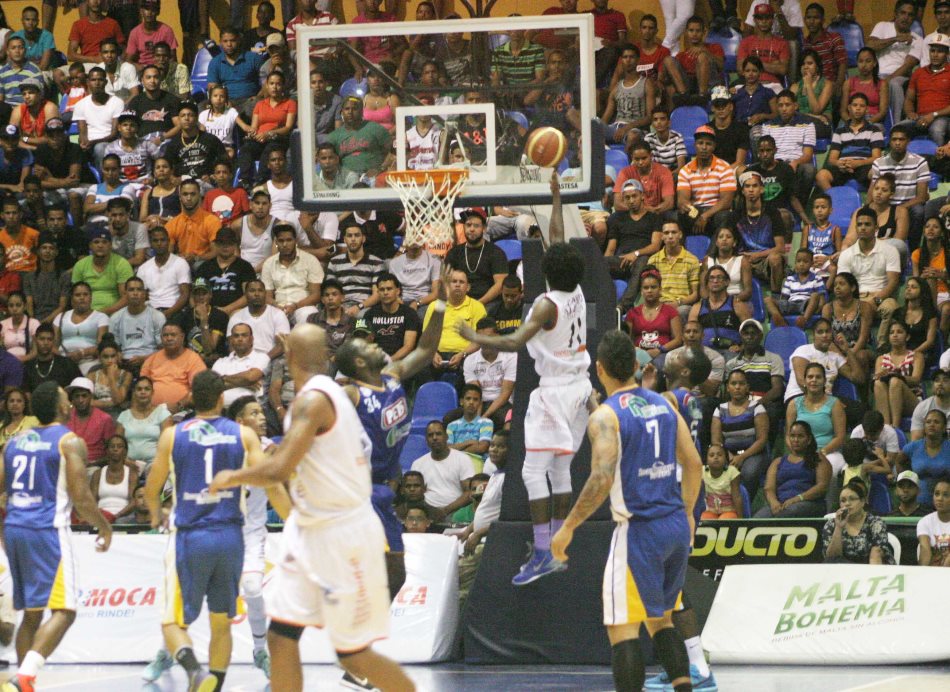 El nativo Jemirson Bencosme anota frente a Reggie Okosa de La Cancha