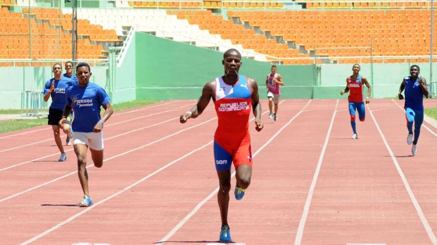 De Óleo, Reyes y Santana avanzan en los 100 metros