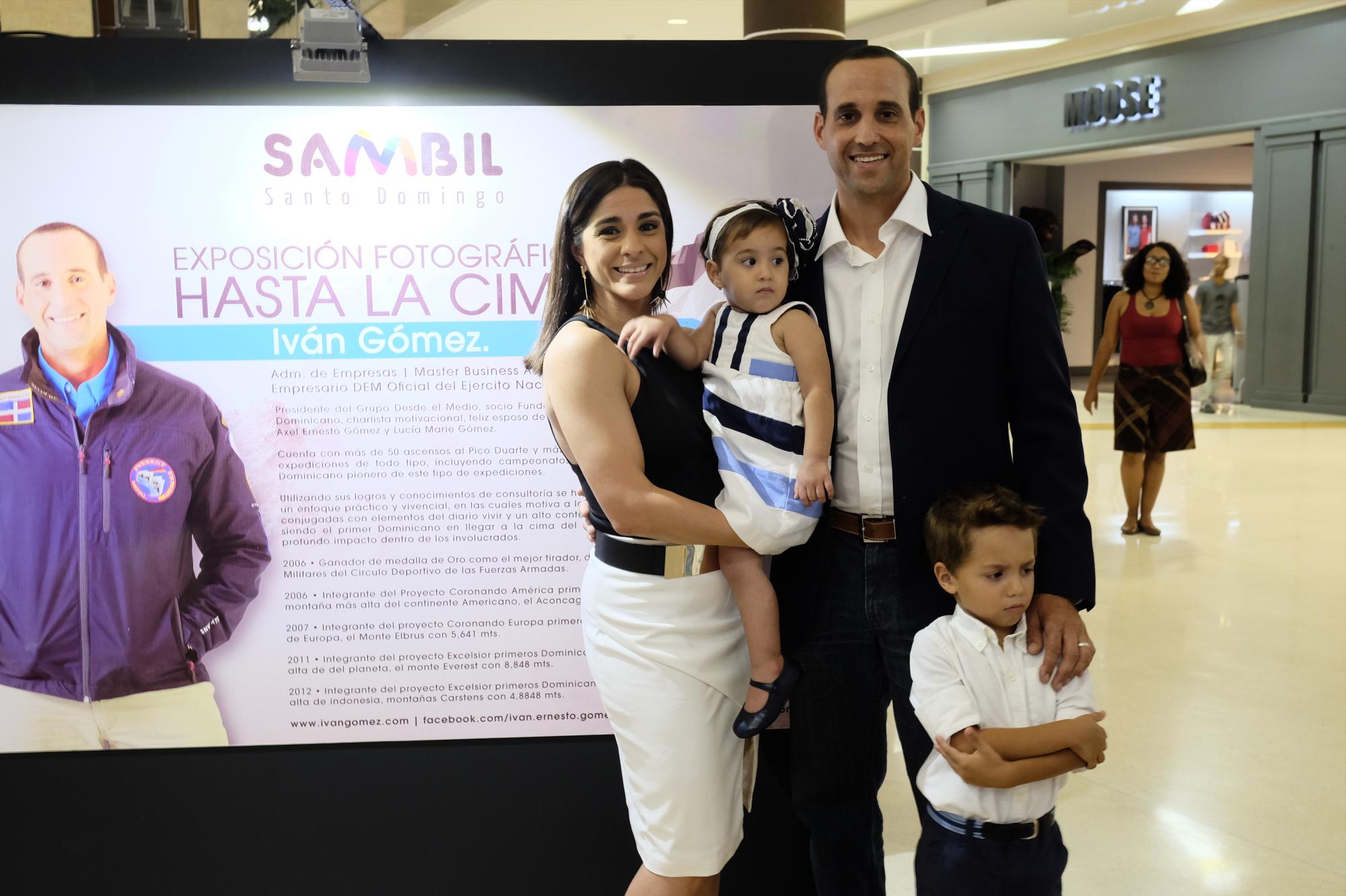 Lucía y Axel Gómez, Nanette Camarena e Iván Gómez.