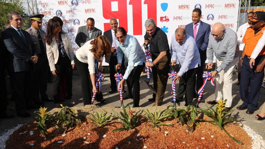 Gobierno da primer picazo del edificio de 911 en Santiago