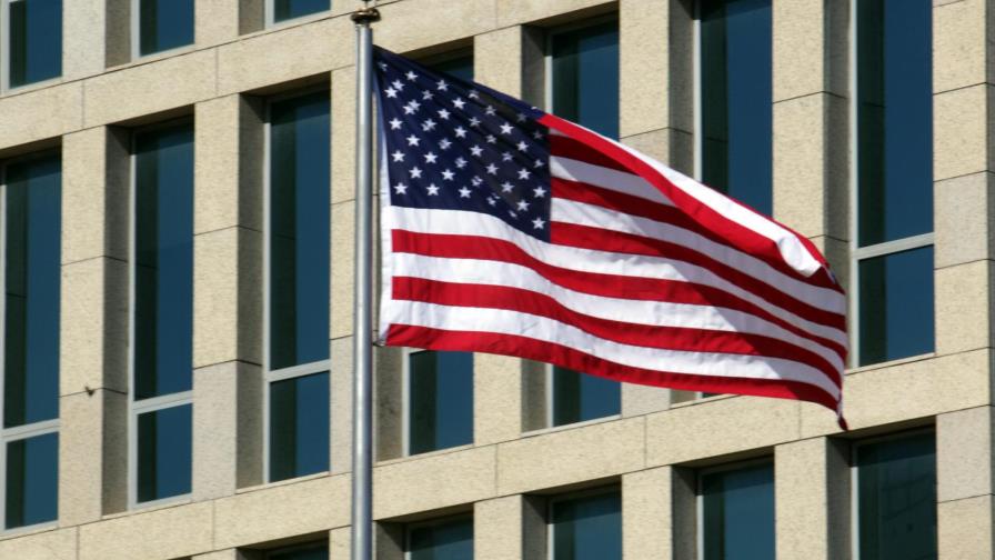 Izadas sus banderas, Cuba y EEUU abren la compleja senda de la normalización