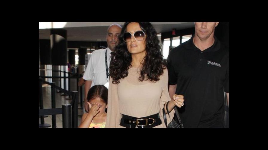 Fanáticas de Salma Hayek se hacen pasar por ella para tratar de secuestrar a su hija