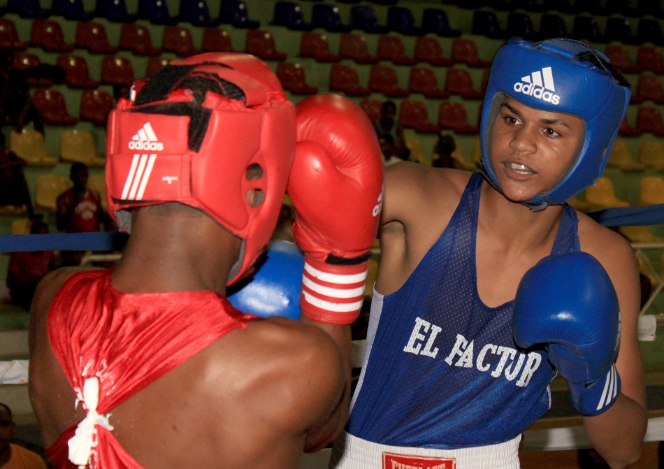 El boxeador local Jairo Burgos llevó alegría a los nativos de Nagua cuando consiguió la victoria por decisión dividida ante  Ronald Morel, del Distrito Nacional.