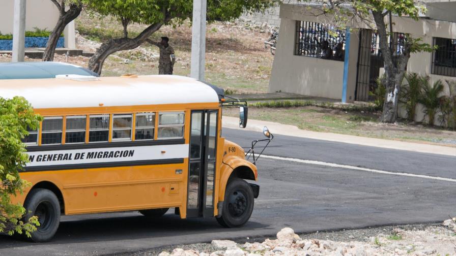 Repatriaciones continúan, mientras EE.UU. pide respetar derechos humanos