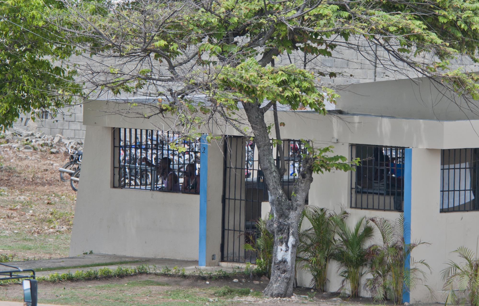 Varios inmigrantes aguardan detenidos en el Centro de Acogida Vacacional de Haina, a donde son conducidos los extranjeros para el proceso de depuración de su situación legal. 