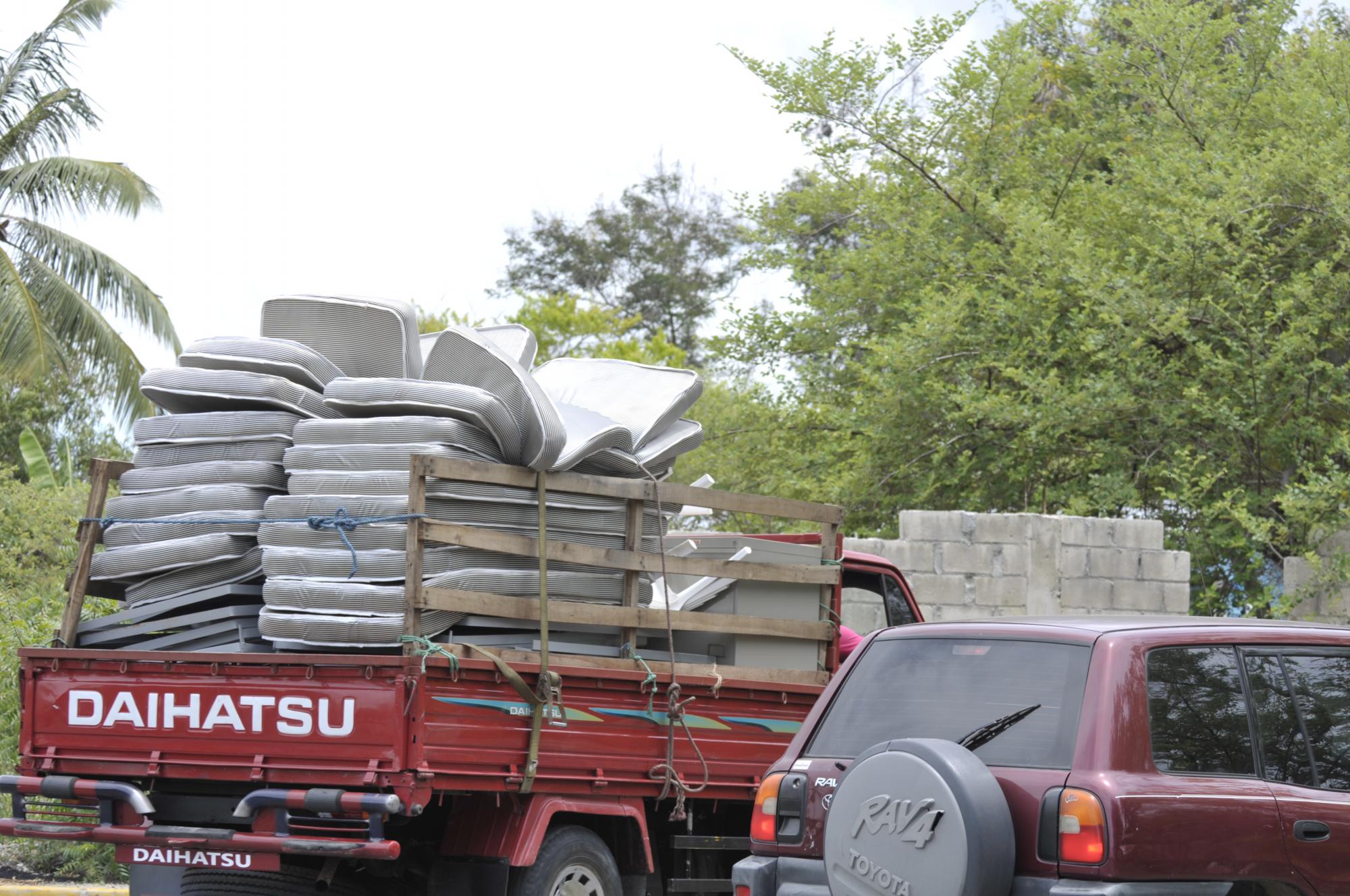 Un camión cargado de colchones sale del Centro de Acogida Vacacional de Haina, a donde son conducidos los extranjeros para el proceso de depuración de su situación legal. 