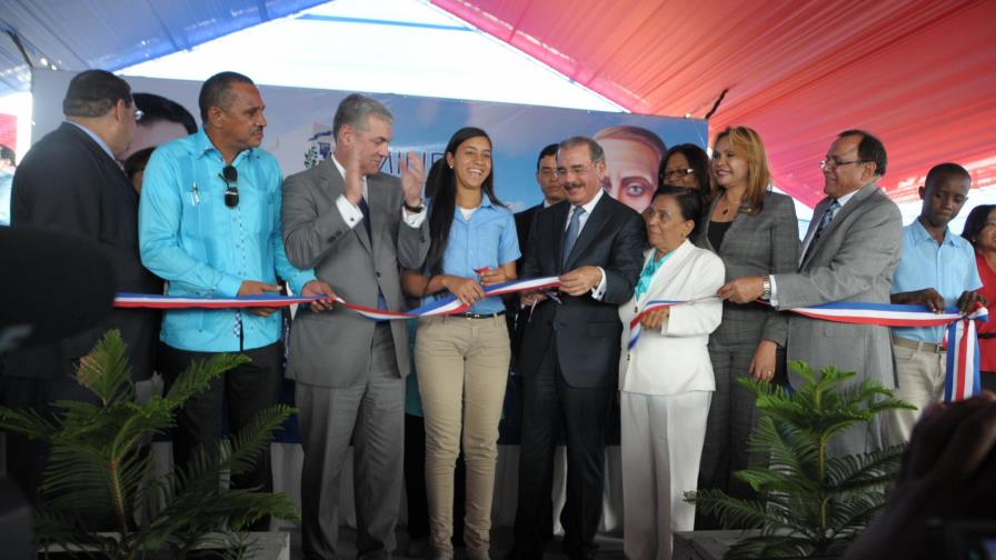 Danilo Medina arriba a su tercer año de mandato navegando hacia la reelección