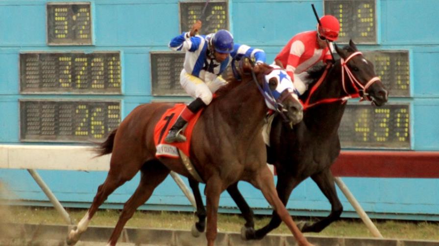 Ana Taní gana Clásico Restauración en el hipódromo V Centenario