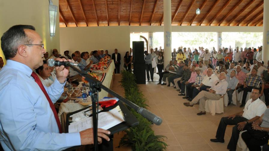 Ministro de Agricultura dice el país carecía de control de la mosca del mediterránea Ministro de Agricultura dice el país carecía de control de la mosca del mediterránea