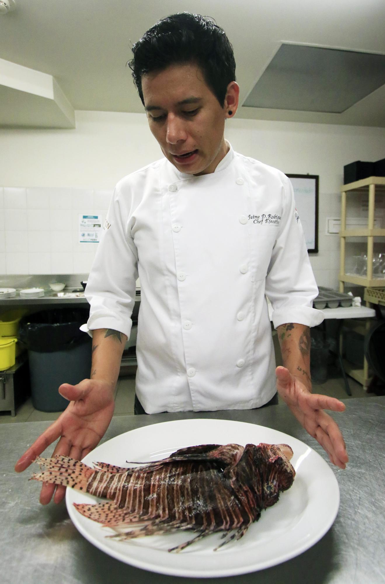 El chef ejecutivo del restaurante El Gobernador, Jaime Rodríguez, quien prepara platos hechos con pez león, en Cartagena, Colombia. 