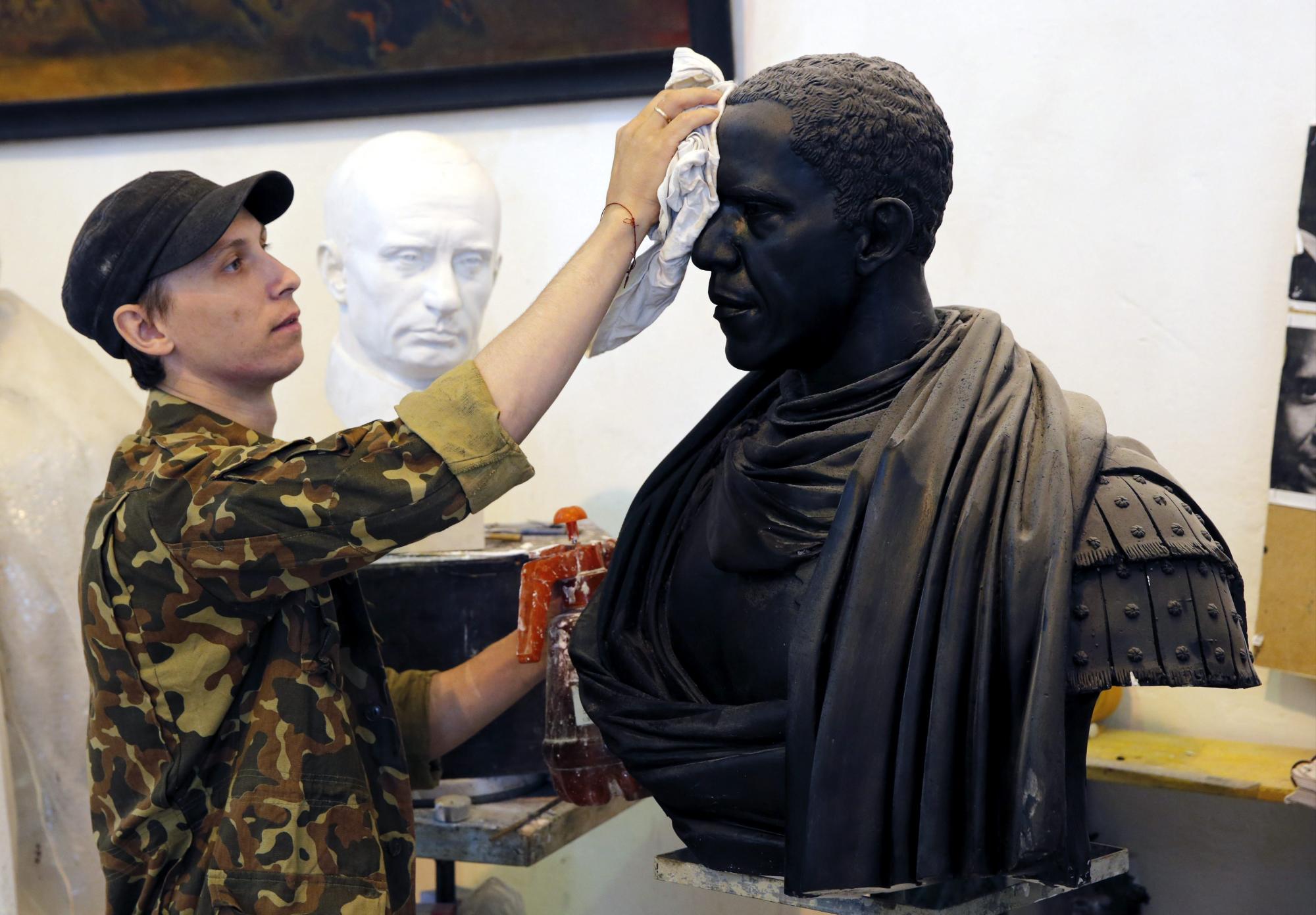 El escultor ruso Pavel Greshnikov da los últimos retoques a un busto del presidente estadounidense, Barack Obama, como emperador roman en su taller en San Petersburgo, Rusia. 
