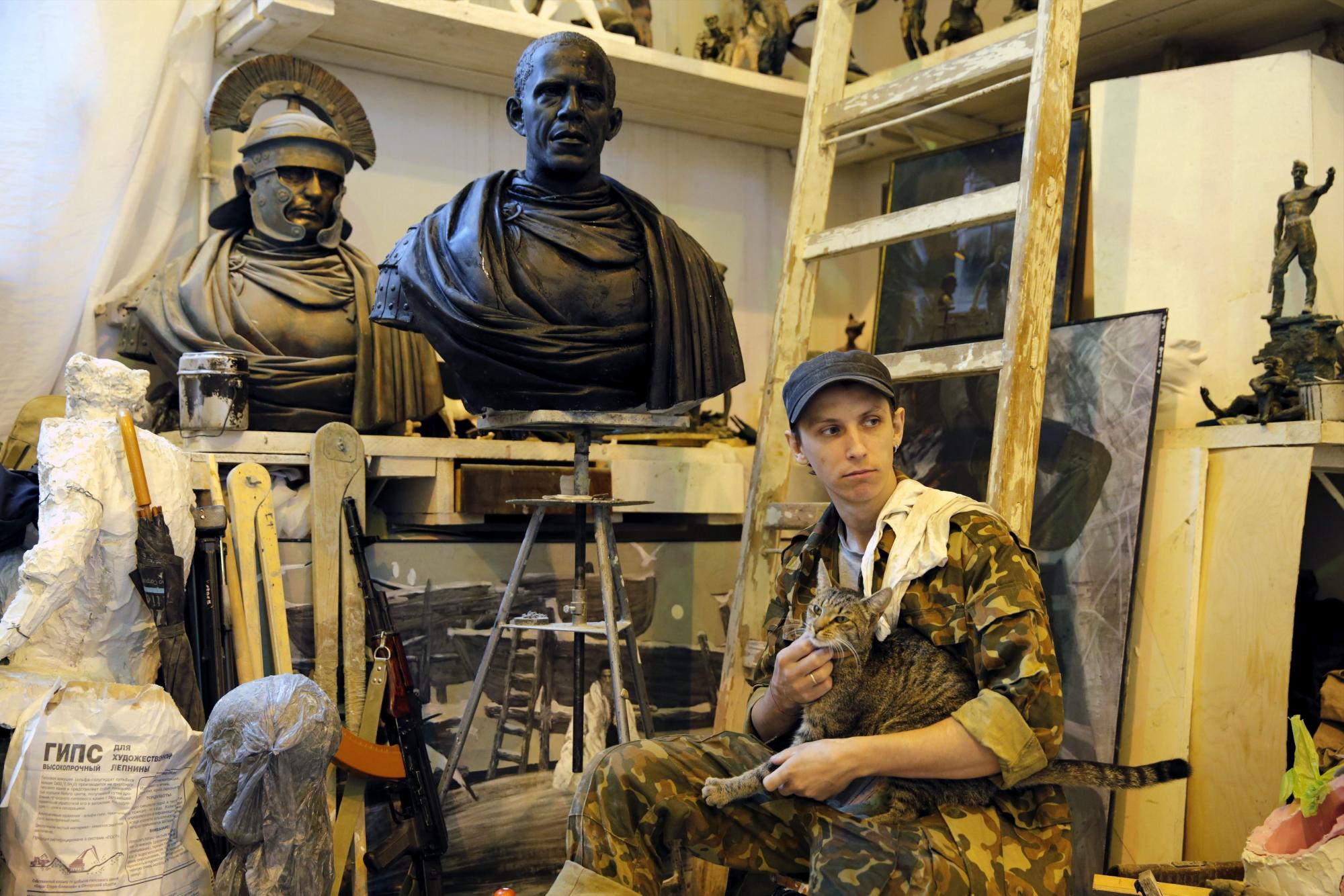 Dos bustos del presidente ruso Vladimir Putin (izda) y del presidente de Estados Unidos, barack Obama (dcha), como emperadores romanos son expuestos en el taller del artista ruso Pavel Greshnikov en San Petersburgo, Rusia. 