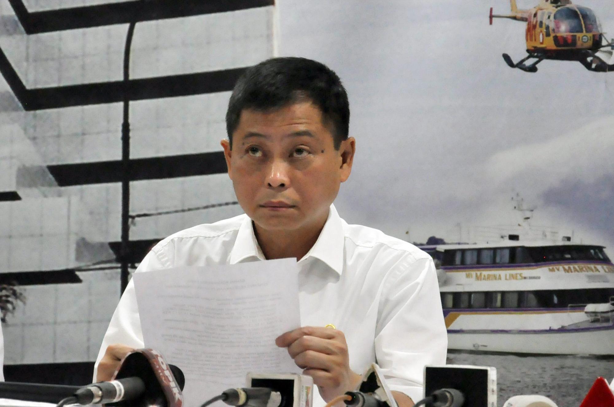 El ministro del Transporte de Indonesia, Ignatus Jonan durante una rueda de prensa en la sede de la compañía aérea Trigana Air Service en Yakarta, Indonesia.